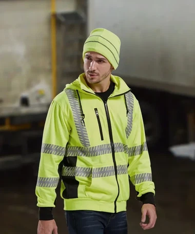 Det snør, men han har bare på seg en reflekterende bomullsfôr. Hemmeligheten ...